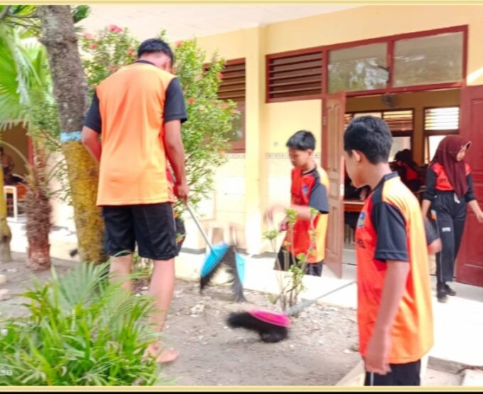 Sekolah Bersih, Belajar Nyaman: Semangat Sabtu bersih di UPT SMP Negeri 1 Soko